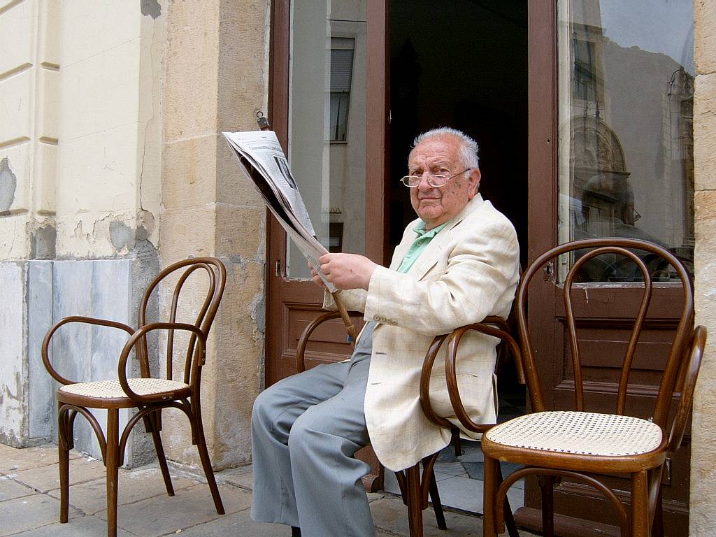 Lucio Di Salvo, il farmacista e una donna ricamatrice